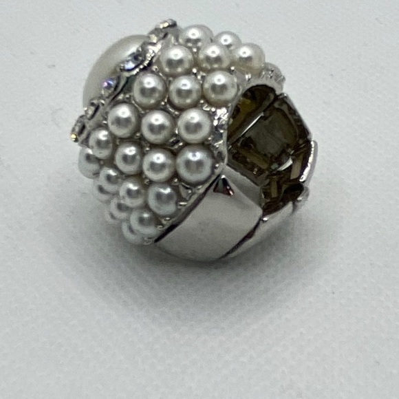 White pearl stretch ring! - Picture 3 of 5